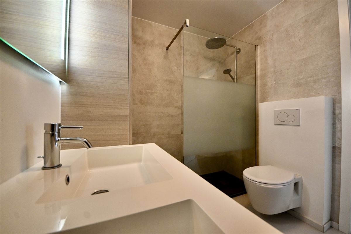 Appartement met 2 slaapkamers, terras en staanplaats.