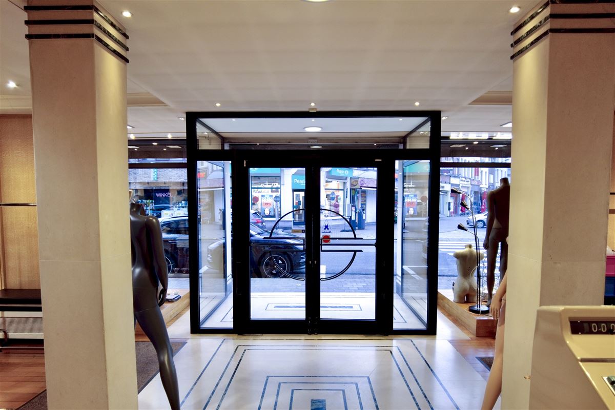 Commercieel pand met woonst op toplocatie.