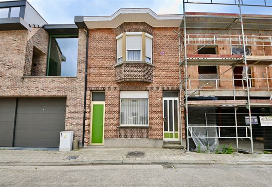 Te renoveren woning met 2 (mogelijk 3) slaapkamers en tuin.