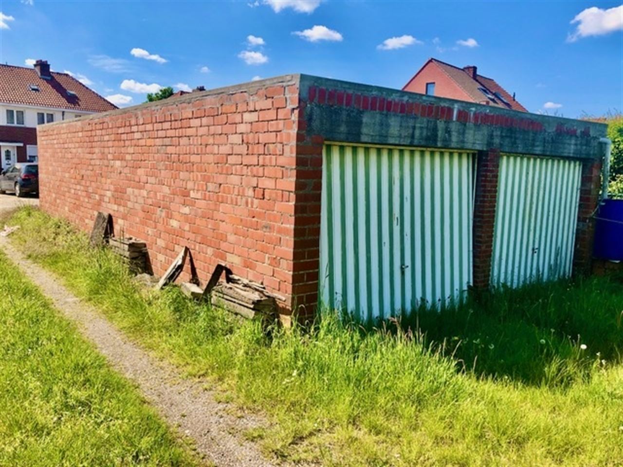 Bouwgrond met 11 garages