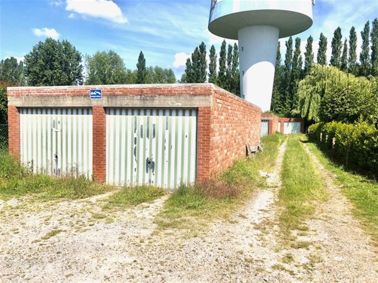Bouwgrond met 11 garages