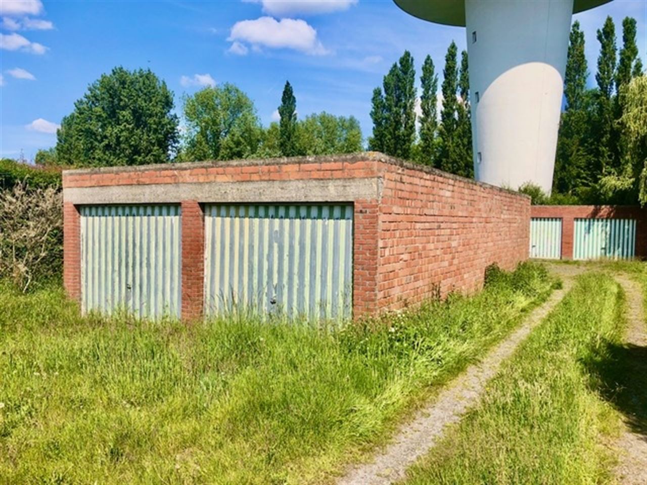 Bouwgrond met 11 garages