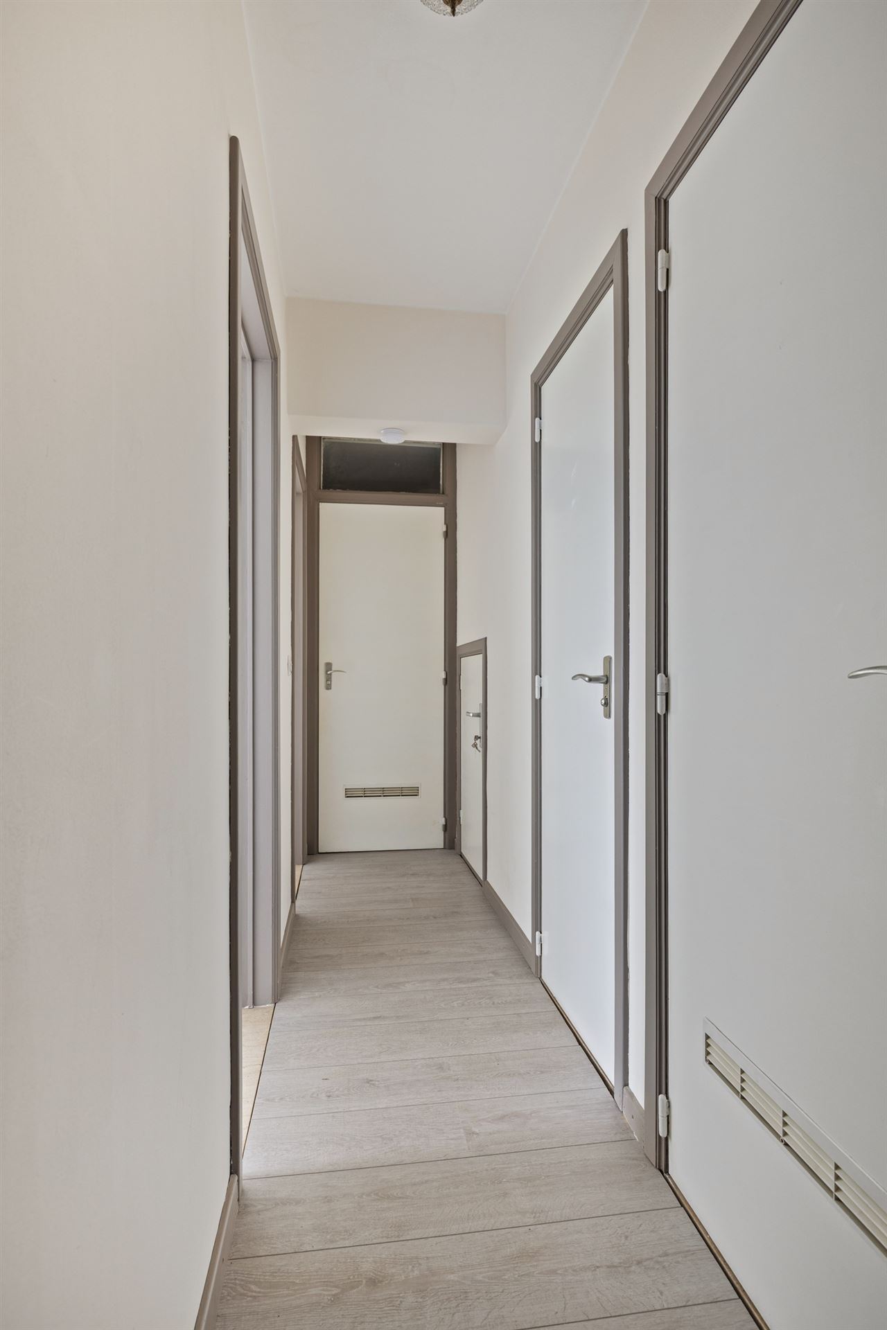 Appartement op 1ste verdieping met 2 slaapkamers en garage.