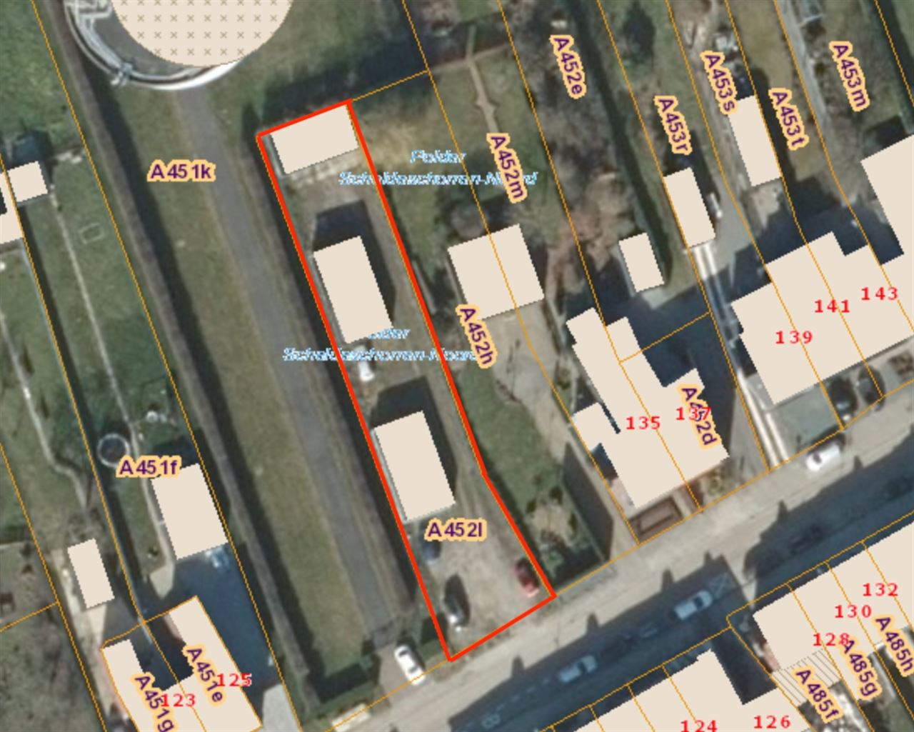 Bouwgrond met 11 garages