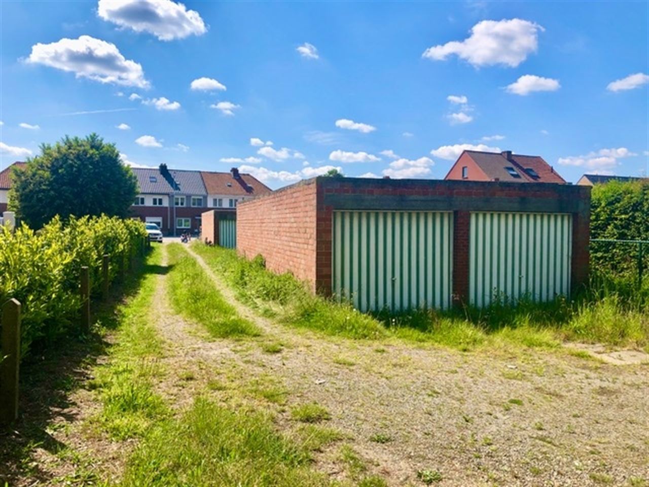 Bouwgrond met 11 garages
