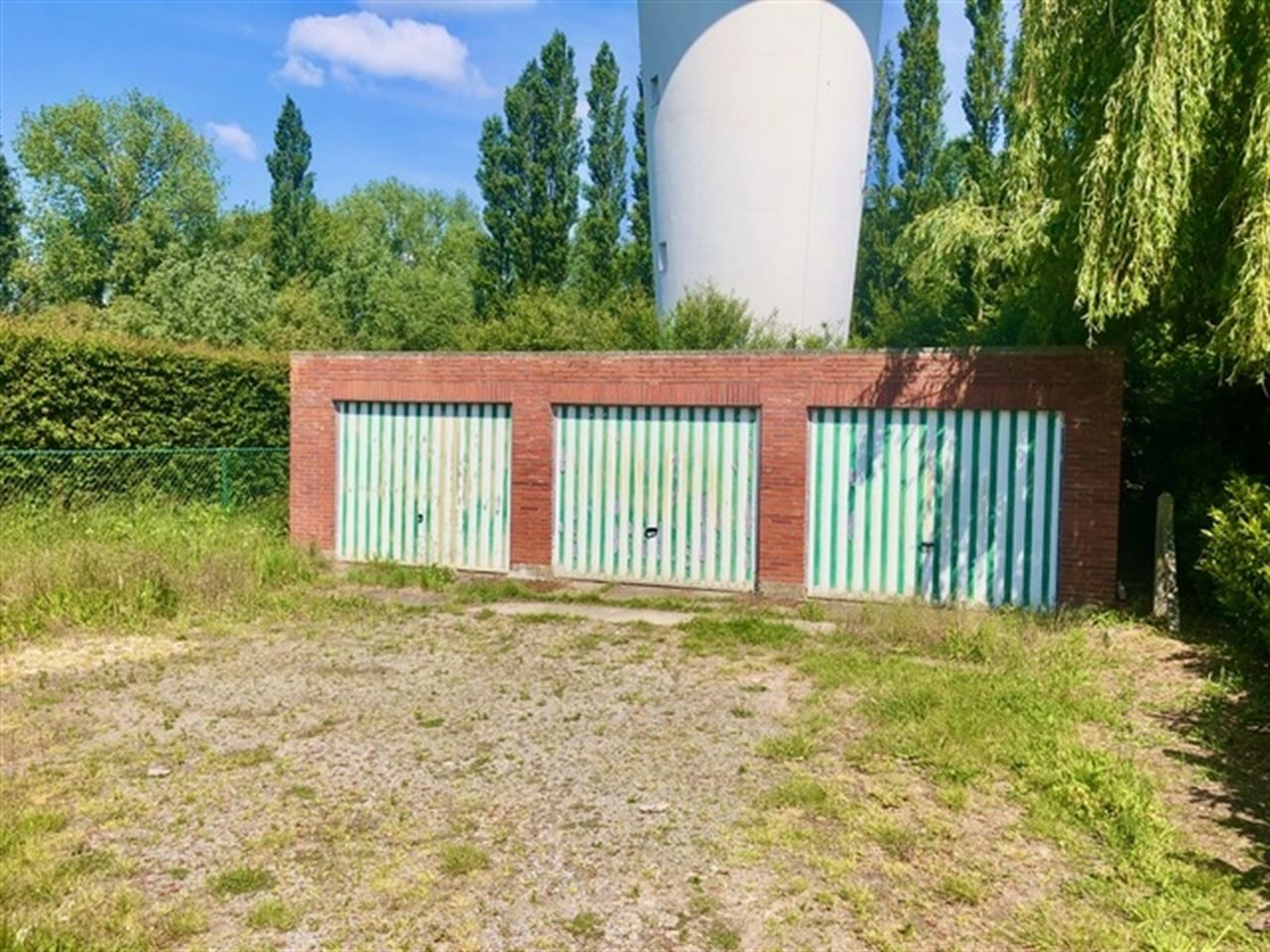 Bouwgrond met 11 garages