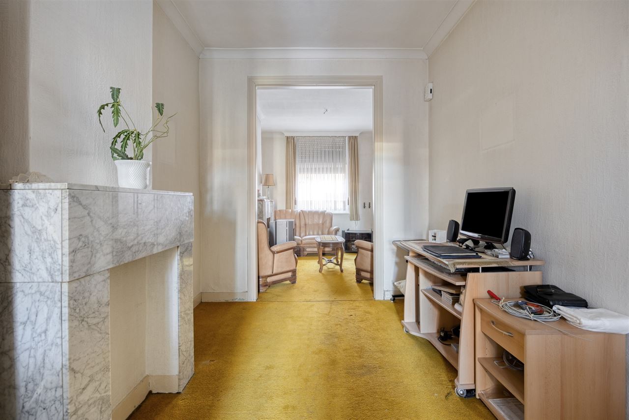 Te renoveren woning met 4 slaapkamers en tuin.