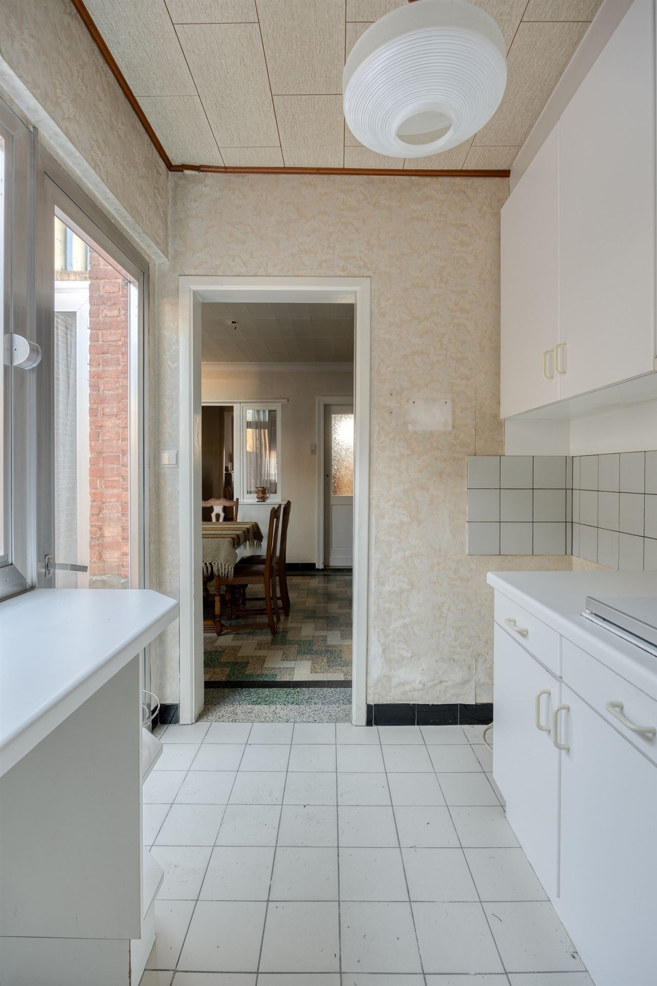 Te renoveren woning met 4 slaapkamers en tuin.