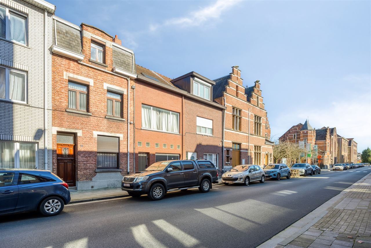 Te renoveren woning met 4 slaapkamers en tuin.