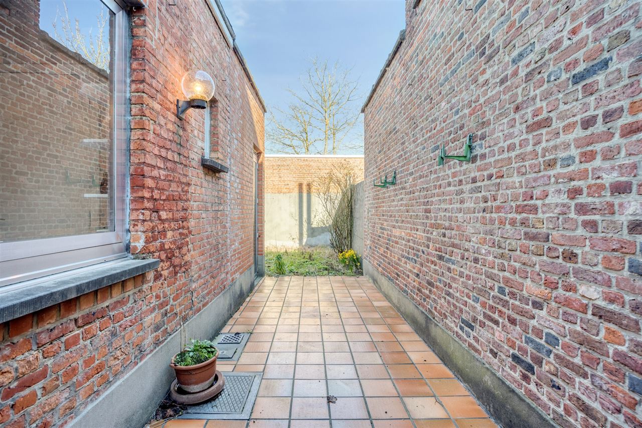 Te renoveren woning met 4 slaapkamers en tuin.