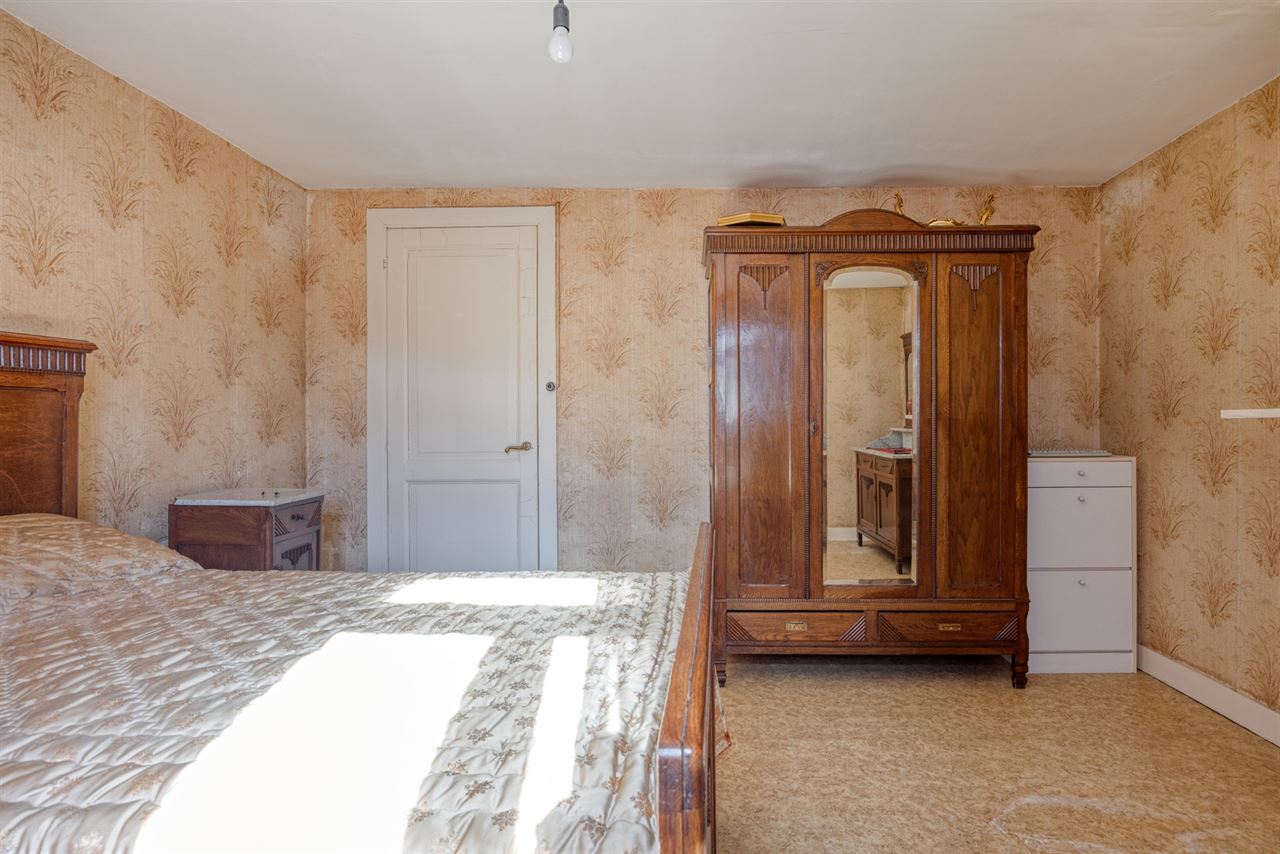 Te renoveren woning met 4 slaapkamers en tuin.