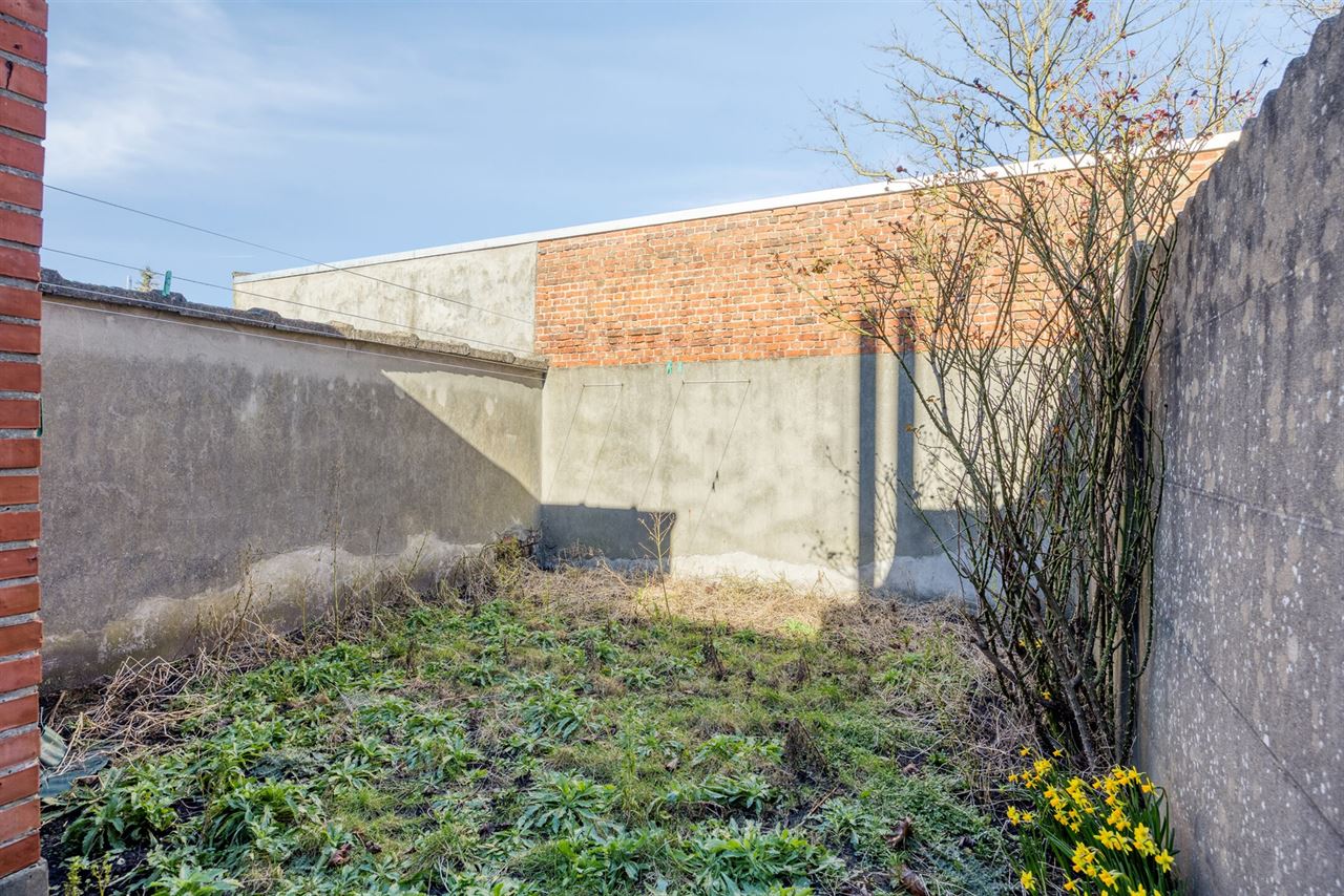 Te renoveren woning met 4 slaapkamers en tuin.