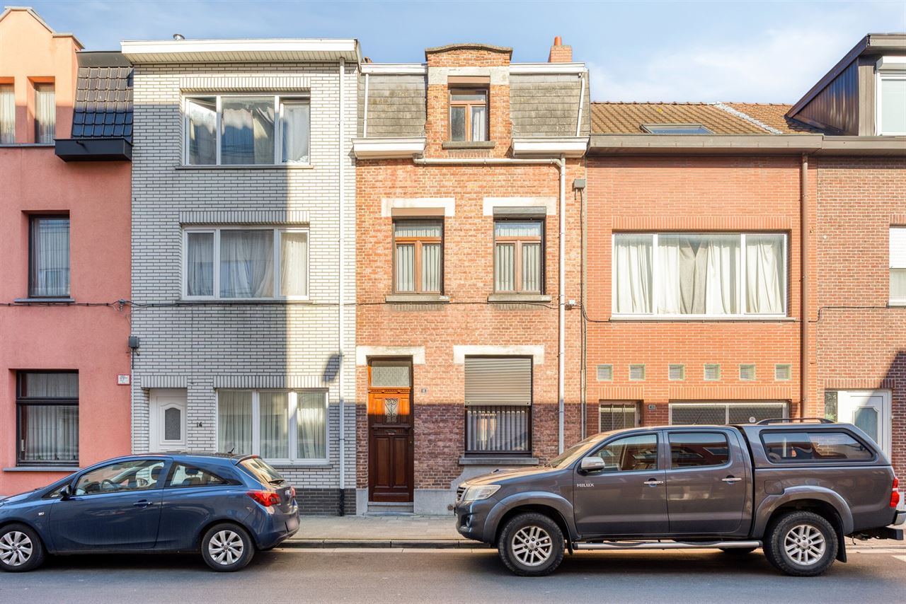 Te renoveren woning met 4 slaapkamers en tuin.