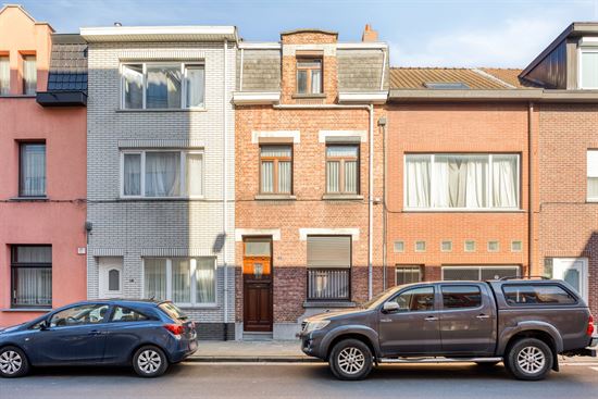 Te renoveren woning met 4 slaapkamers en tuin.