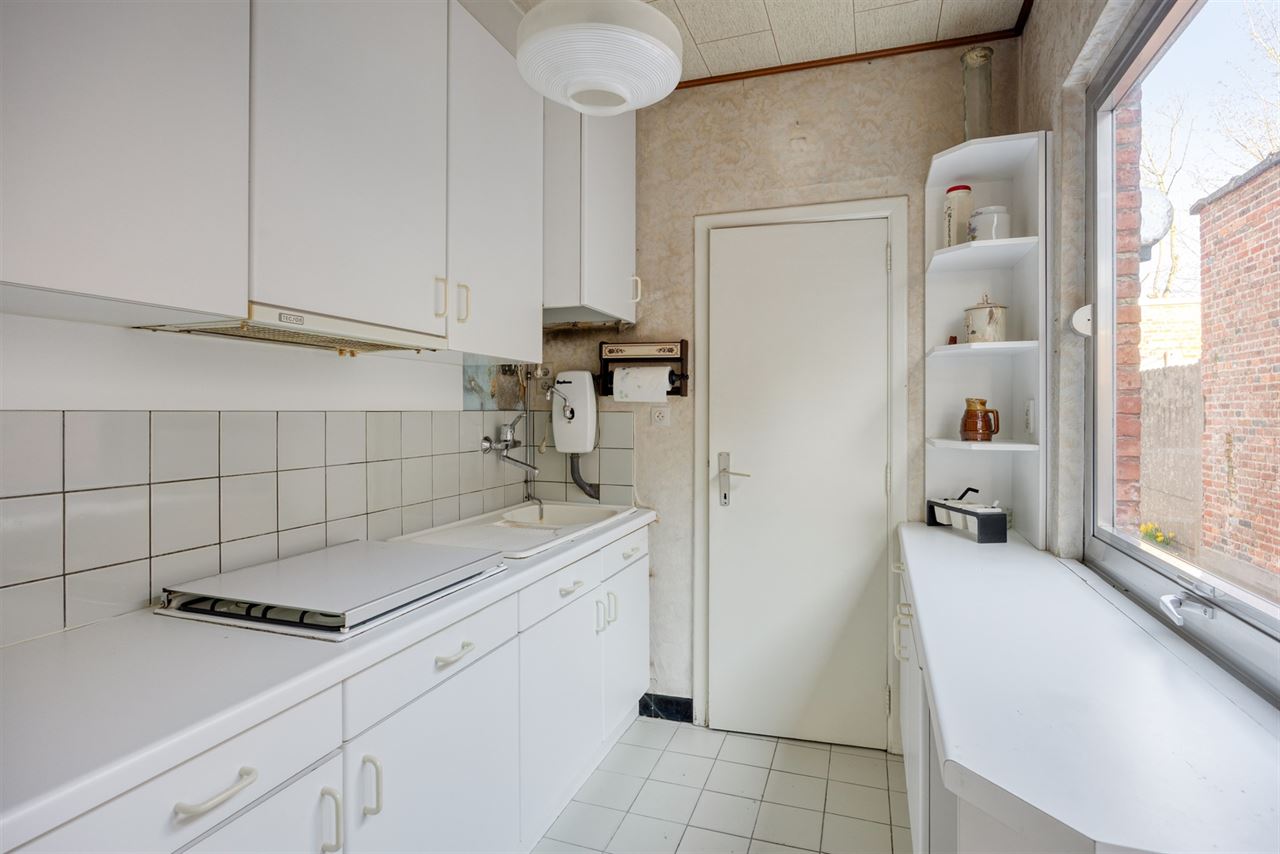 Te renoveren woning met 4 slaapkamers en tuin.