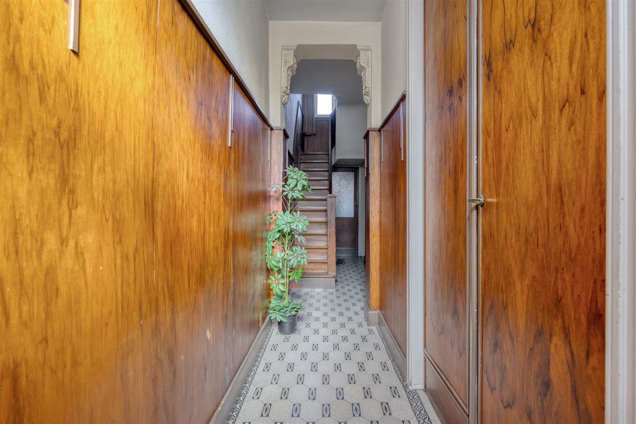 Te renoveren woning met 4 slaapkamers en tuin.