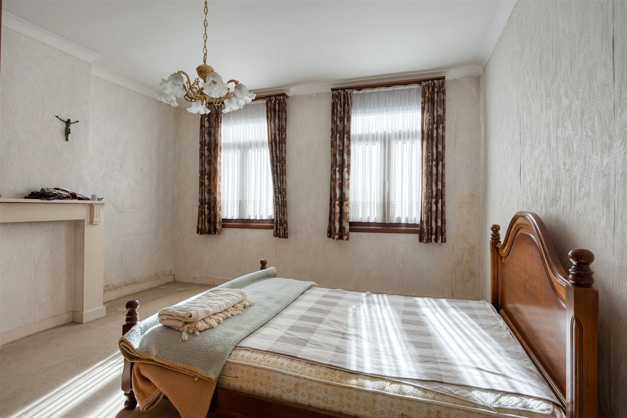Te renoveren woning met 4 slaapkamers en tuin.