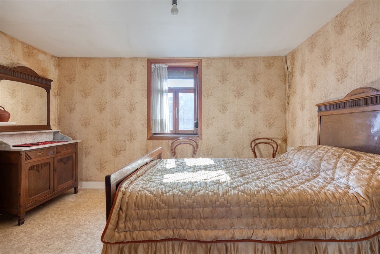Te renoveren woning met 4 slaapkamers en tuin.