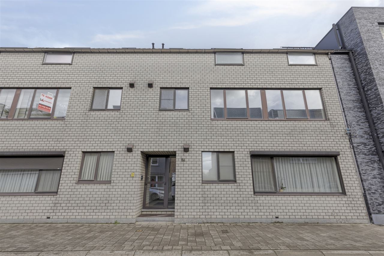Instapklaar app. met 2 slaapkamers, terras en garage.