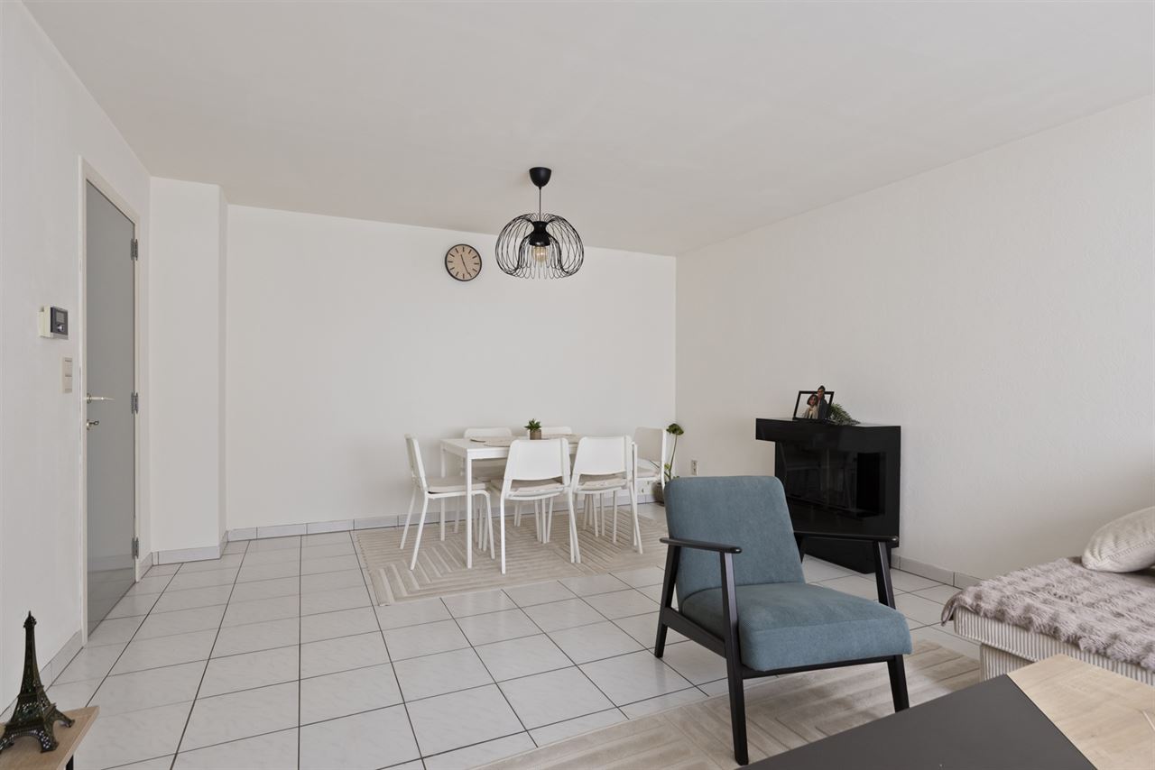 Instapklaar app. met 2 slaapkamers, terras en garage.