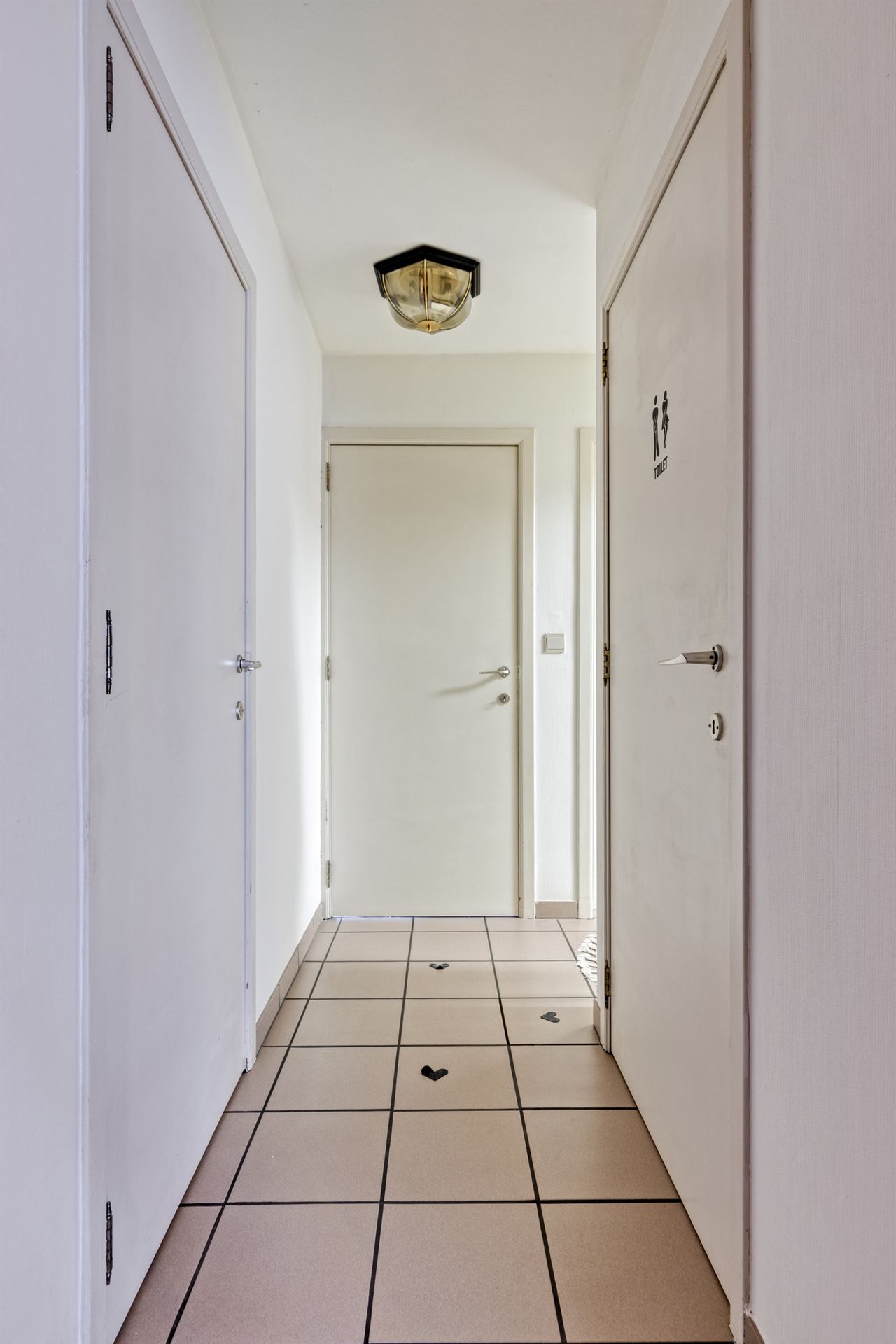 Instapklaar app. met 2 slaapkamers, terras en garage.