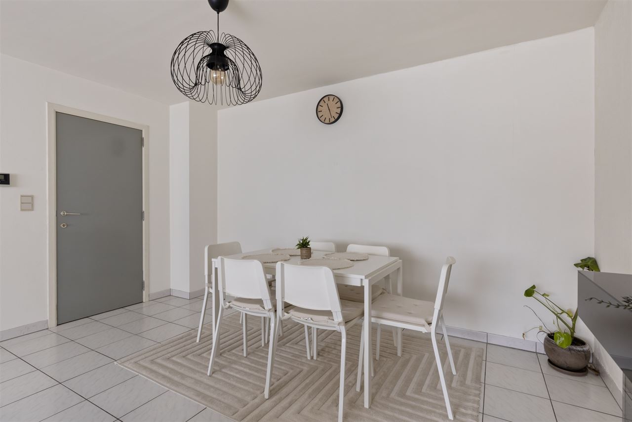 Instapklaar app. met 2 slaapkamers, terras en garage.
