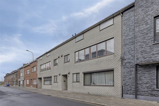 Instapklaar app. met 2 slaapkamers, terras en garage.