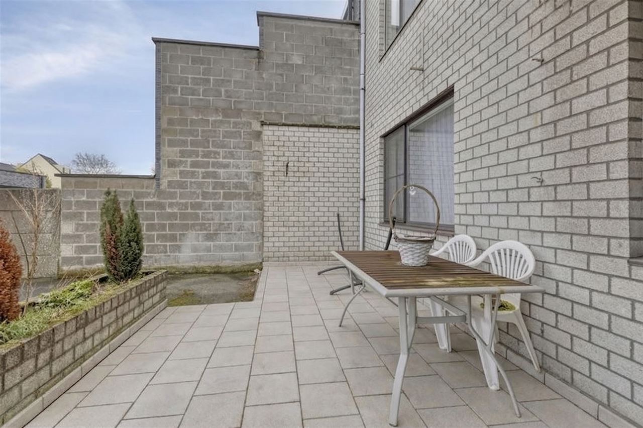 Instapklaar app. met 2 slaapkamers, terras en garage.