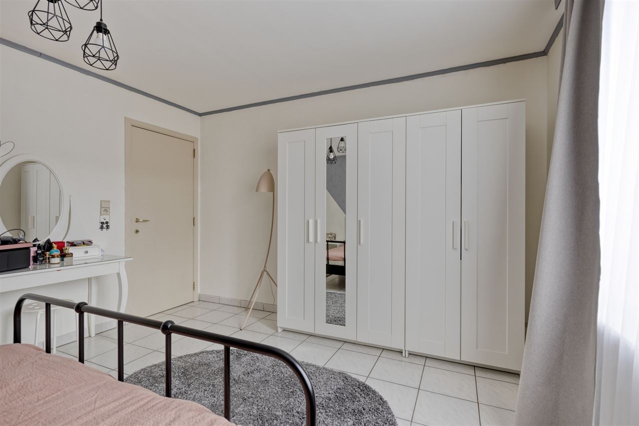 Instapklaar app. met 2 slaapkamers, terras en garage.