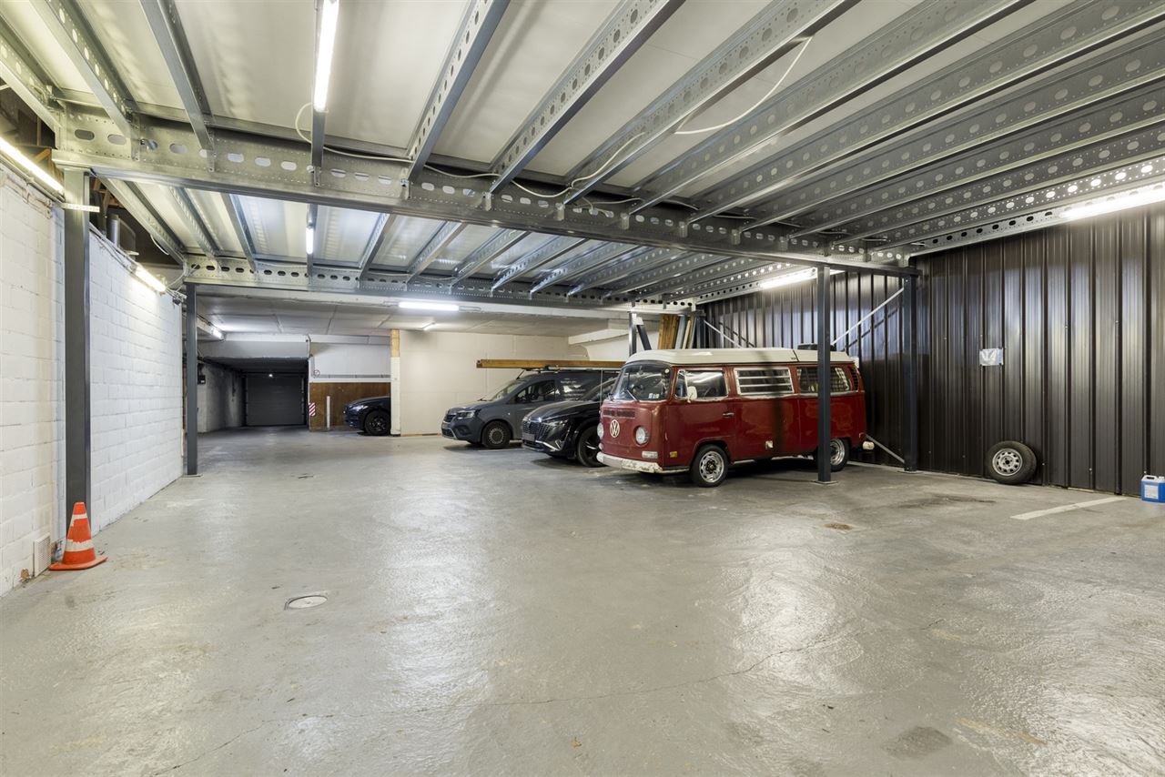 Ruime woning met handelsruimte(57m²)en opslagruimte(462m²).
