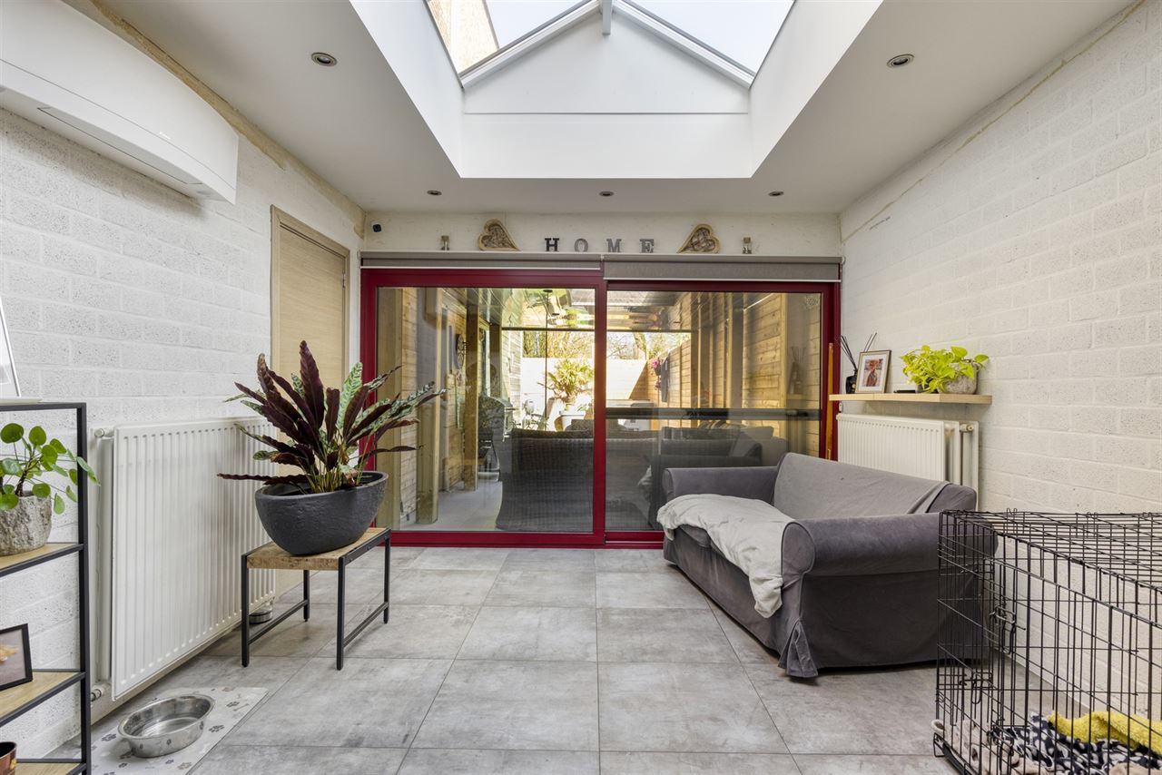 Ruime woning met handelsruimte(57m²)en opslagruimte(462m²).