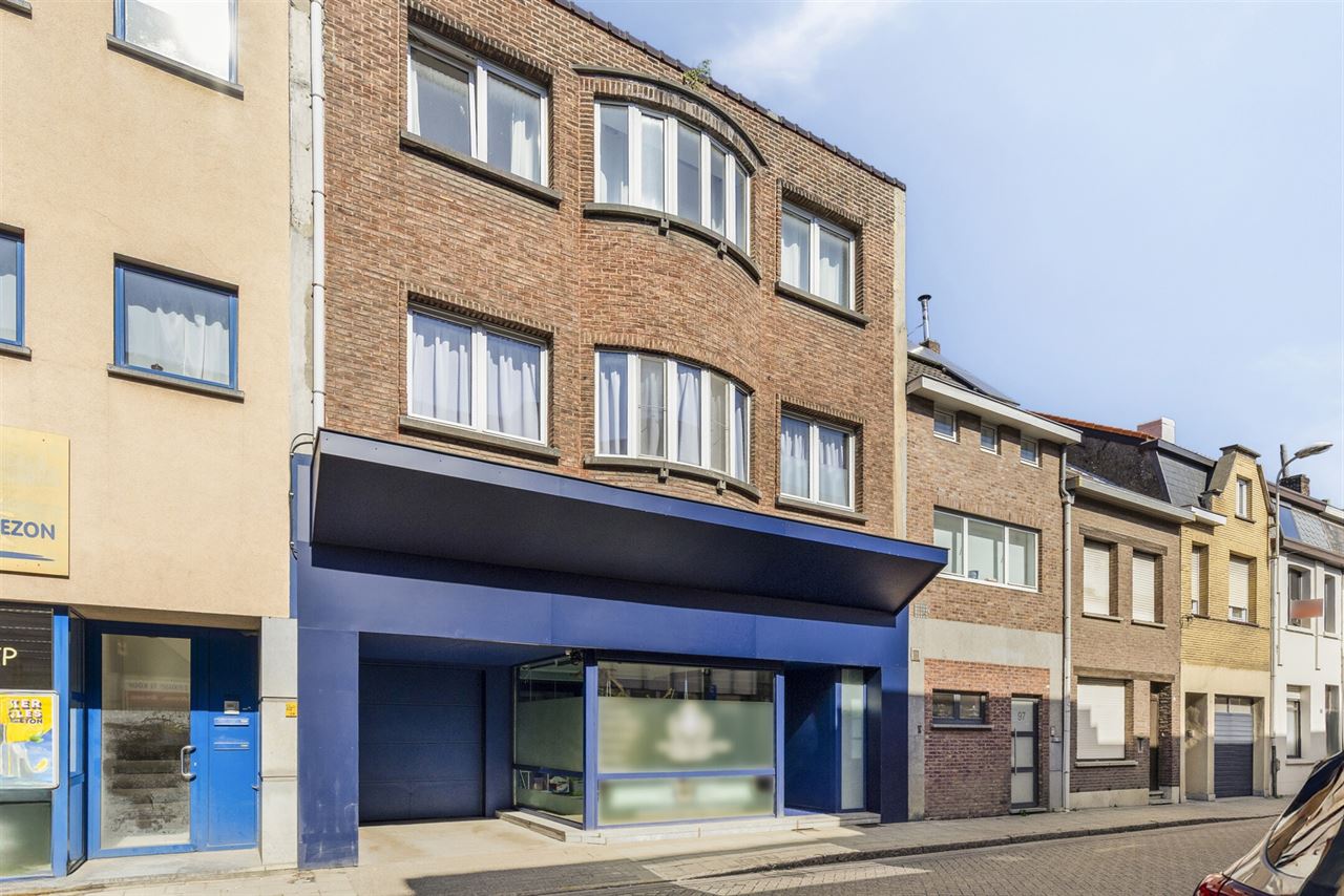 Ruime woning met handelsruimte(57m²)en opslagruimte(462m²).