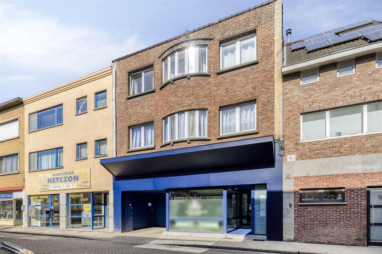 Multifunctioneel pand met woning en opslag.