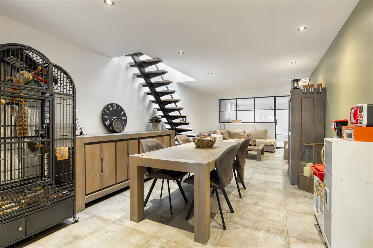 Ruime woning met handelsruimte(57m²)en opslagruimte(462m²).