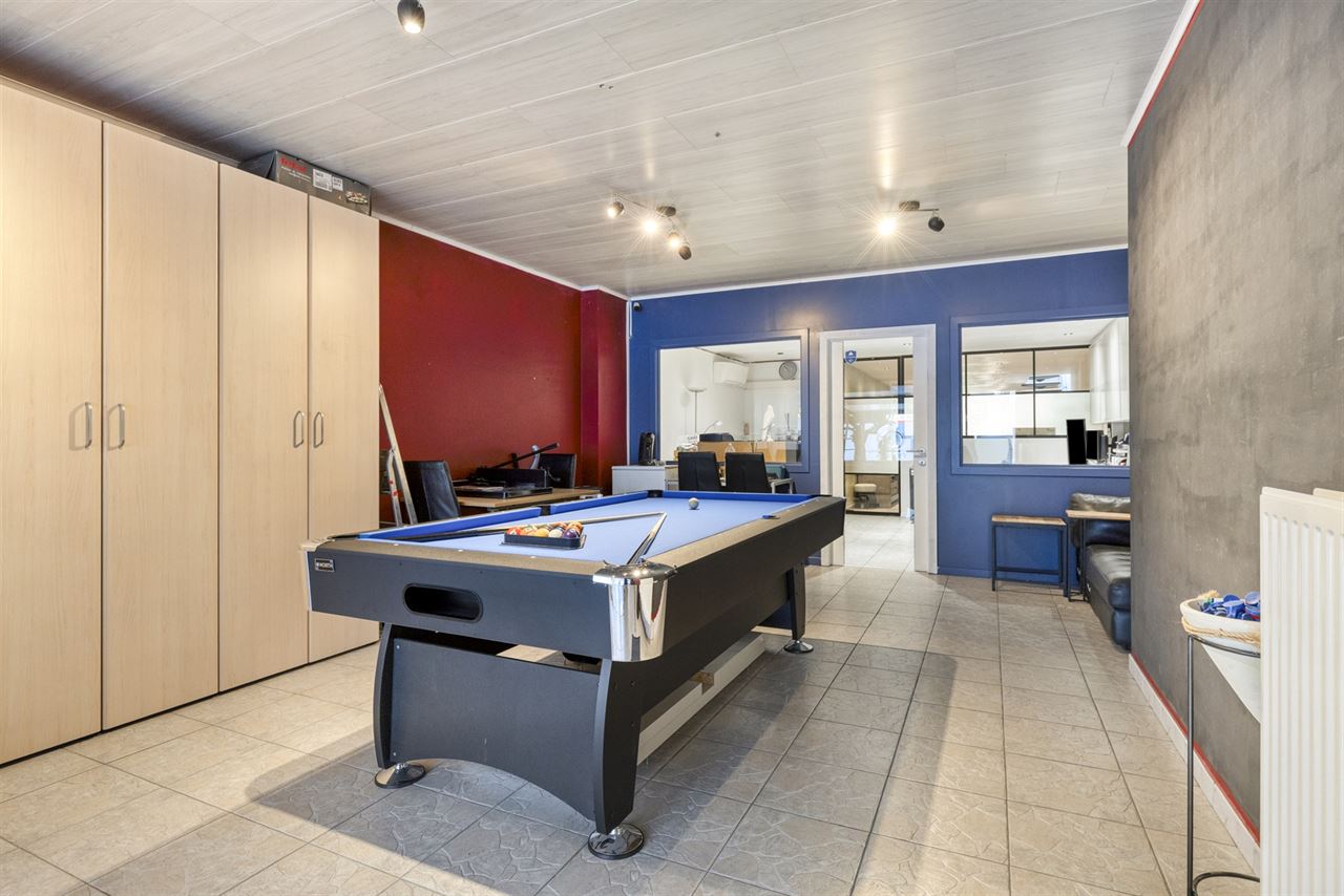 Ruime woning met handelsruimte(57m²)en opslagruimte(462m²).