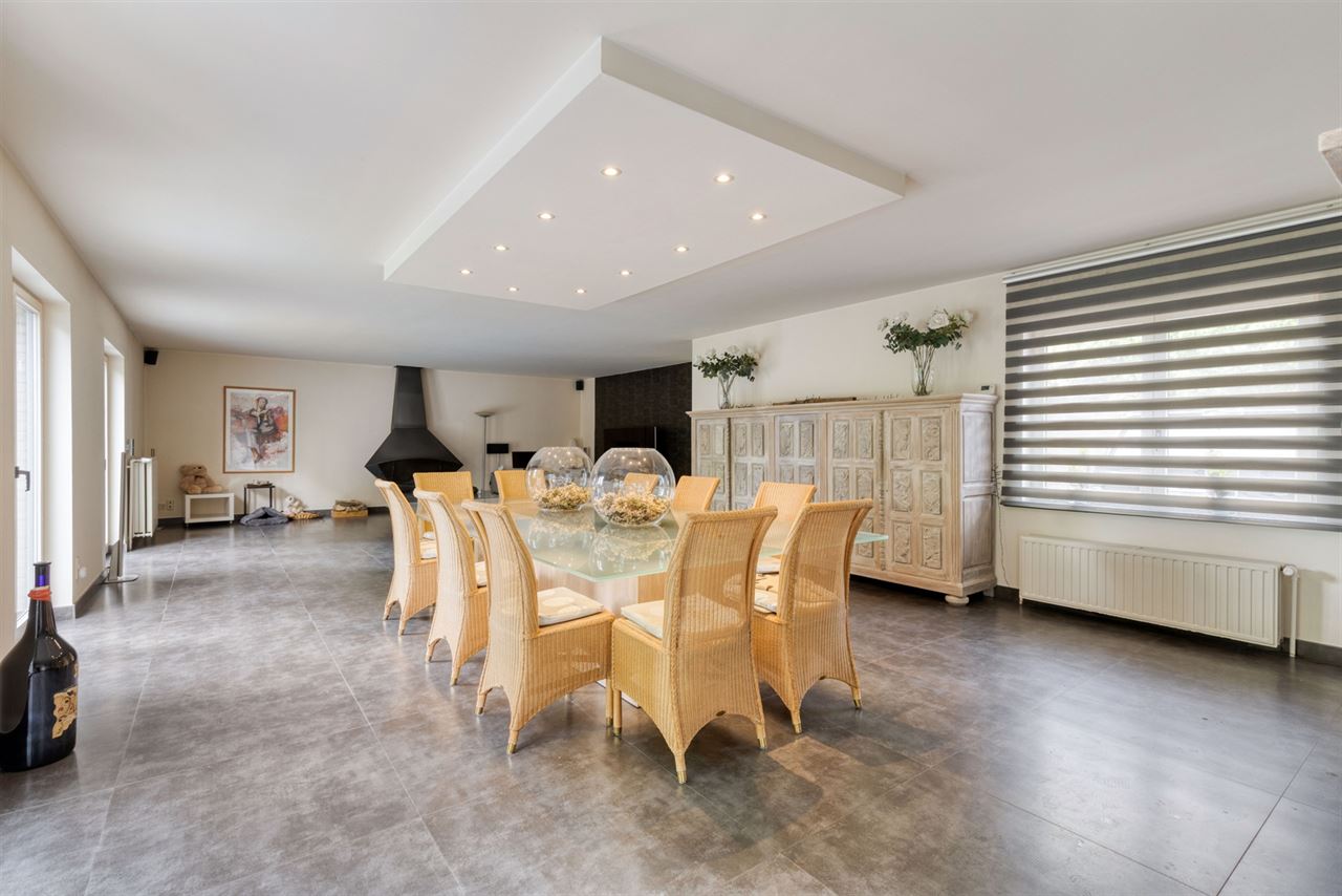 Open bebouwing met 5 (mog. 7) slaapkamers, tuin en garage