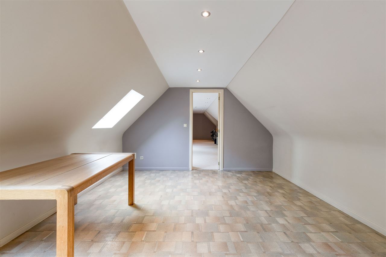 Open bebouwing met 5 (mog. 7) slaapkamers, tuin en garage