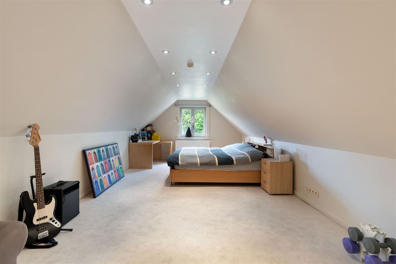 Open bebouwing met 5 (mog. 7) slaapkamers, tuin en garage