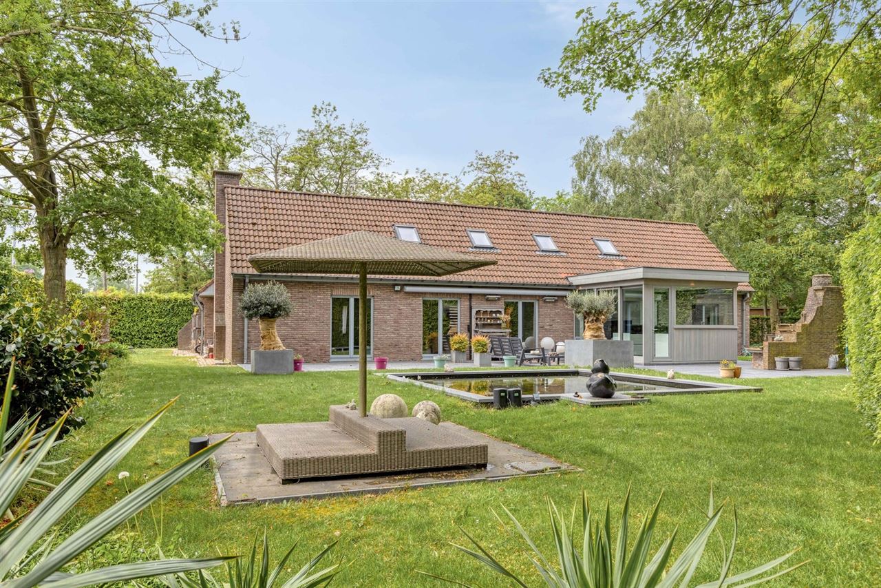 Open bebouwing met 5 (mog. 7) slaapkamers, tuin en garage