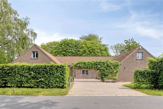 Open bebouwing met 5 (mog. 7) slaapkamers, tuin en garage