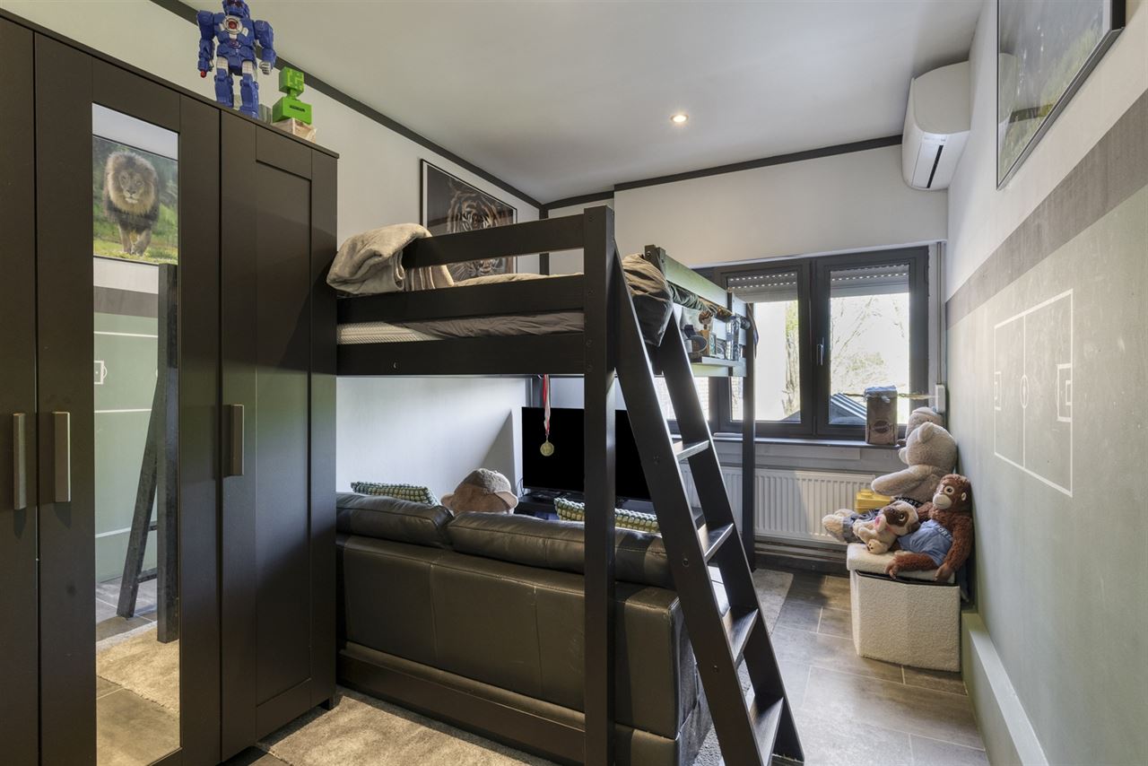 Ruime woning met handelsruimte(57m²)en opslagruimte(462m²).