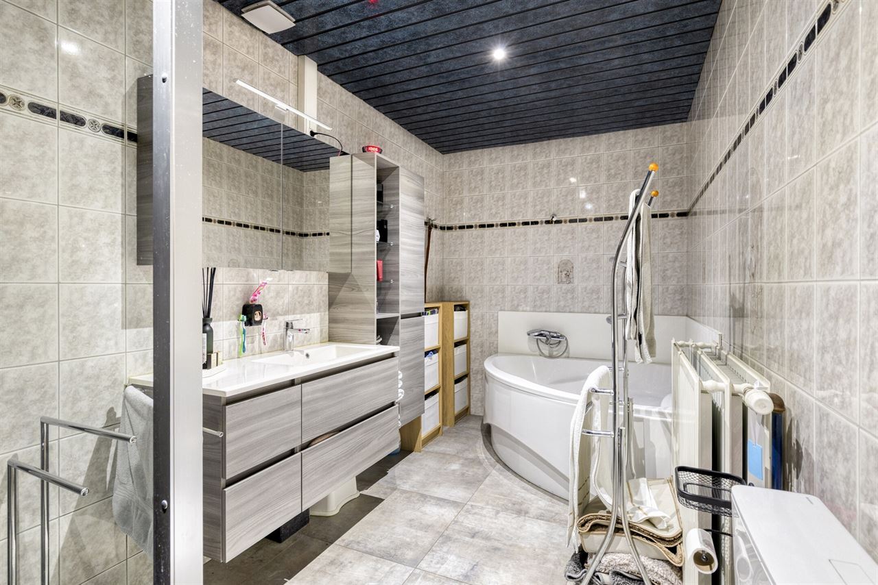 Ruime woning met handelsruimte(57m²)en opslagruimte(462m²).