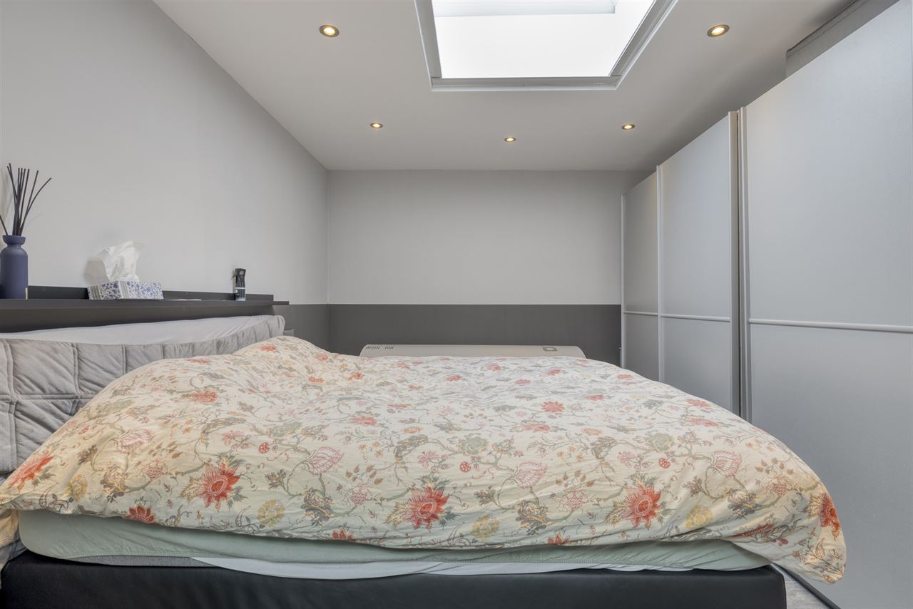 Ruime woning met handelsruimte(57m²)en opslagruimte(462m²).