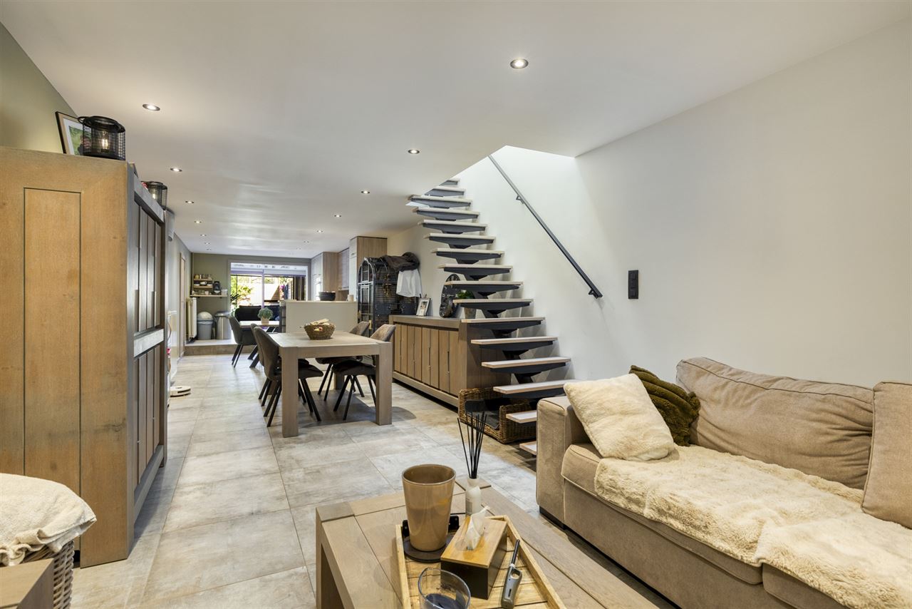 Ruime woning met handelsruimte(57m²)en opslagruimte(462m²).