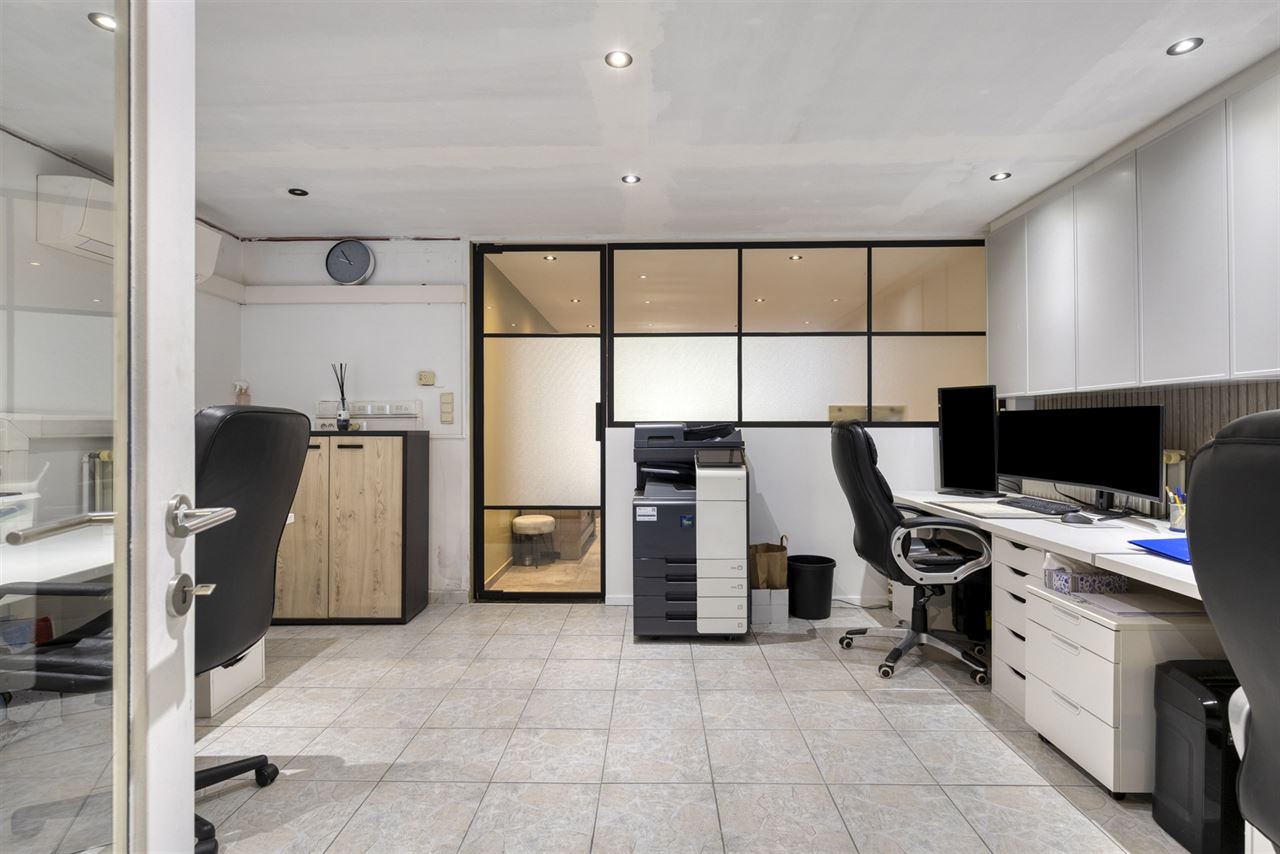 Ruime woning met handelsruimte(57m²)en opslagruimte(462m²).