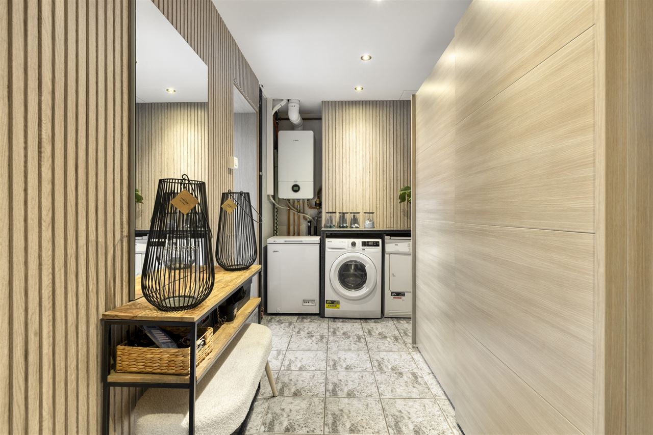 Ruime woning met handelsruimte(57m²)en opslagruimte(462m²).