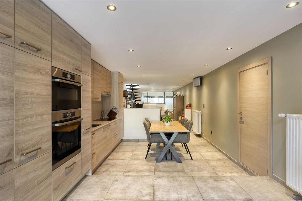 Ruime woning met handelsruimte(57m²)en opslagruimte(462m²).