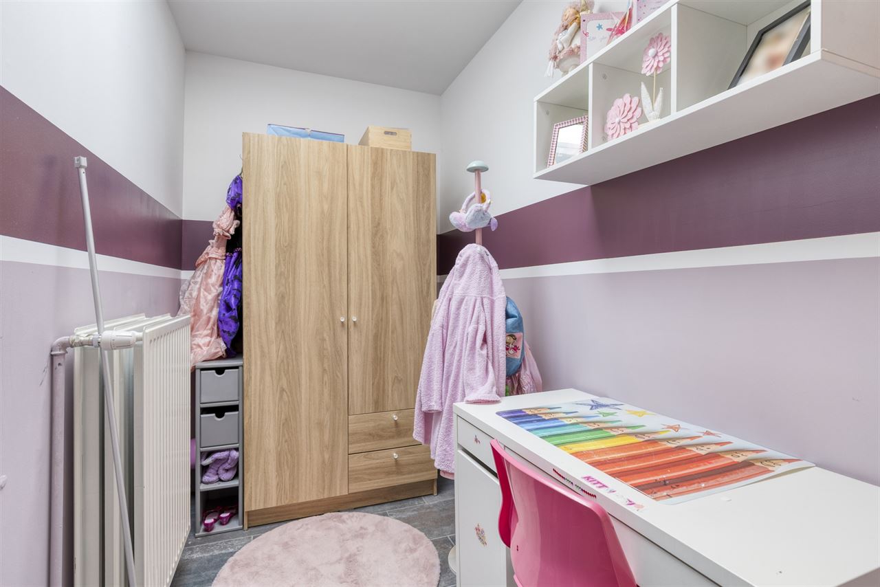 Ruime woning met handelsruimte(57m²)en opslagruimte(462m²).