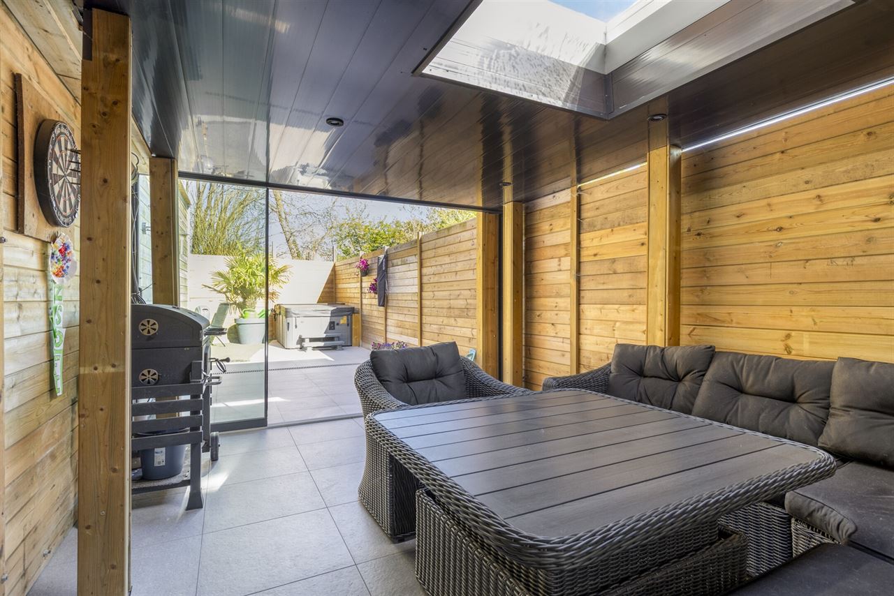 Ruime woning met handelsruimte(57m²)en opslagruimte(462m²).