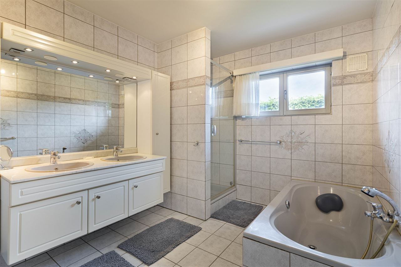 Open bebouwing met 5 (mog. 7) slaapkamers, tuin en garage